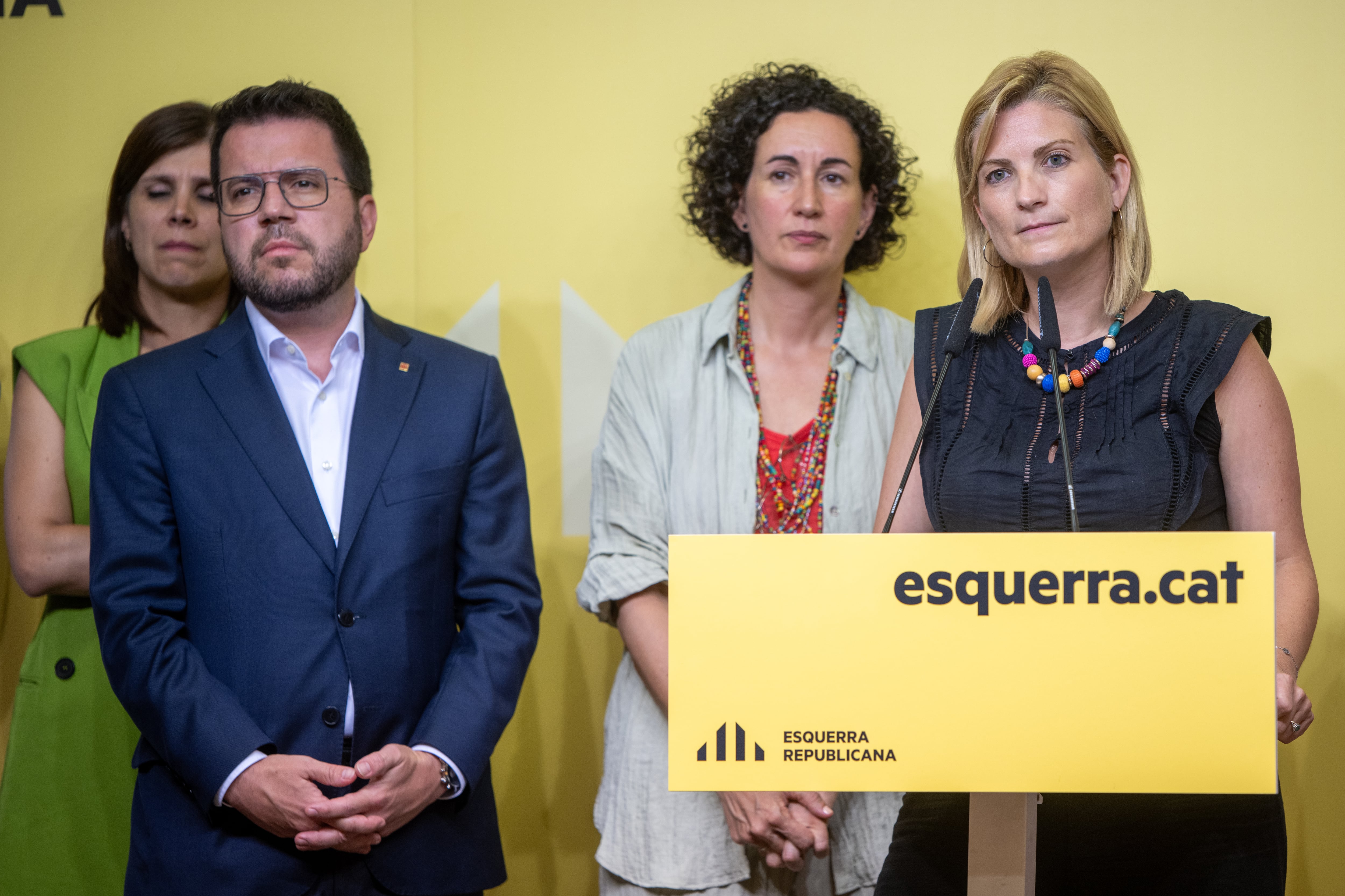 El president en funciones, Pere Aragonès; la secretaria general de ERC, Marta Rovira; y la portavoz Raquel Sans, esta tarde en la sede de ERC.