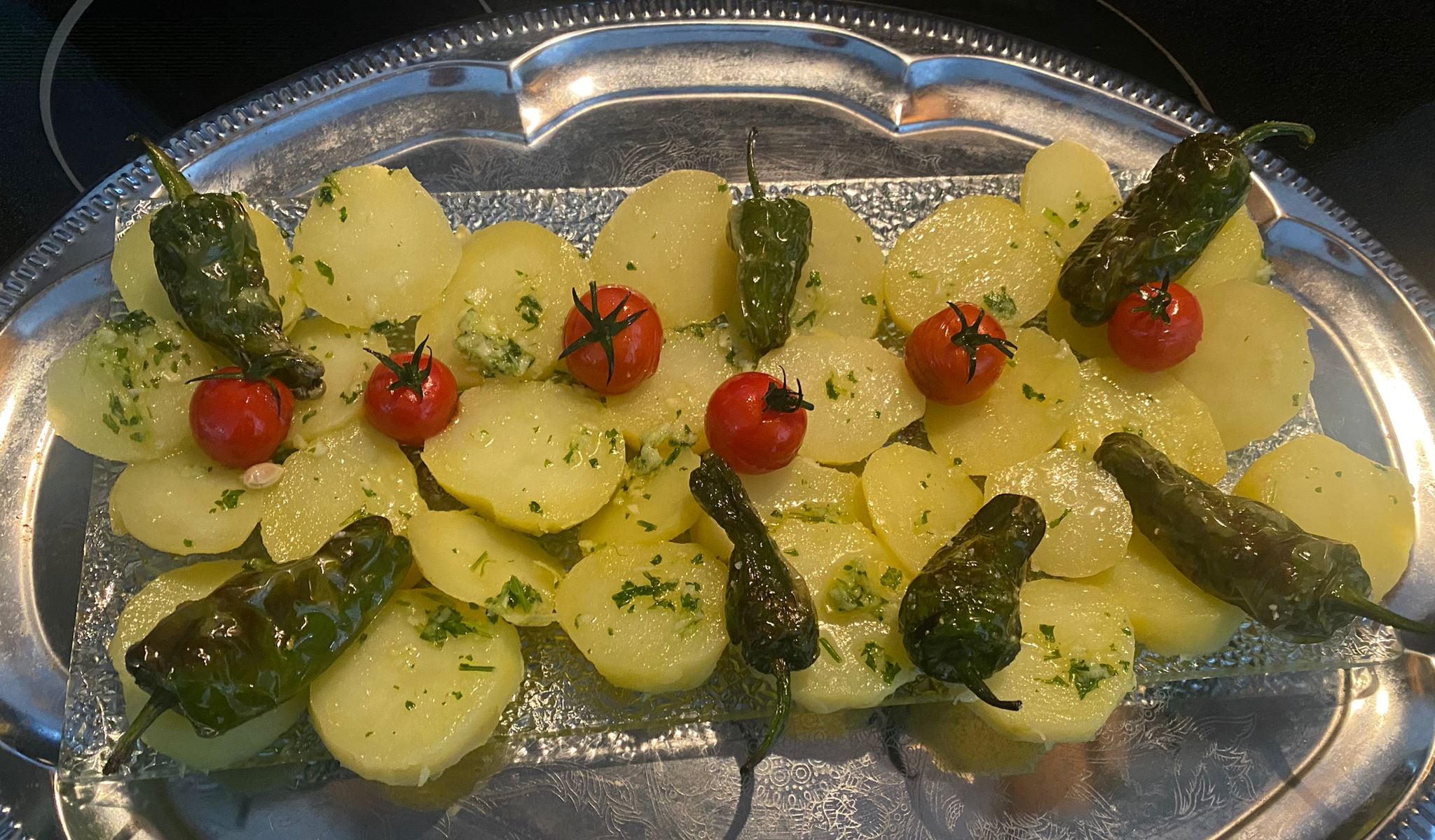 Patatas panaderas con salsa de ajo y perejil.