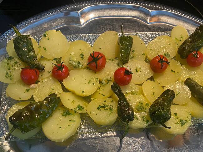 Patatas panaderas con salsa de ajo y perejil.