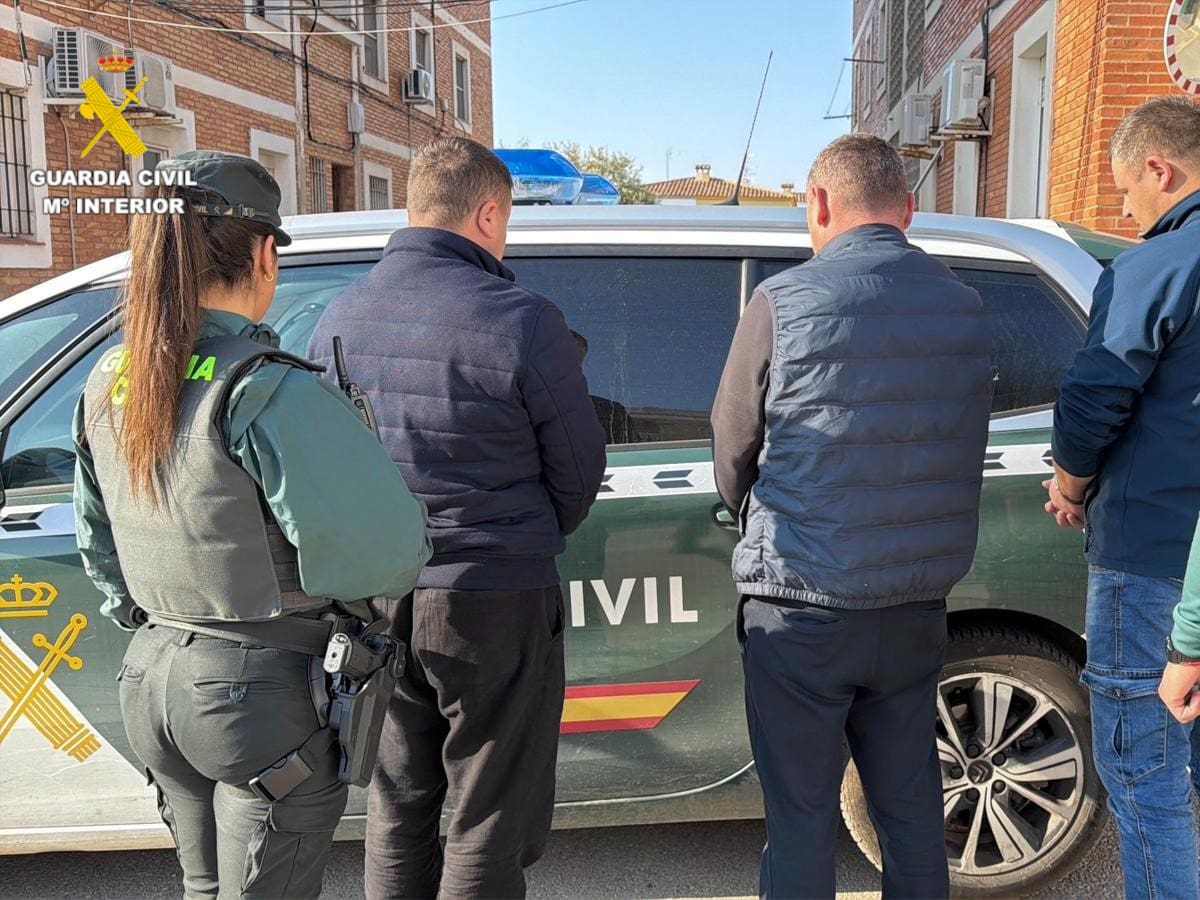 La Guardia Civil sorprende a tres personas robando en una nave industrial de Vinaròs
