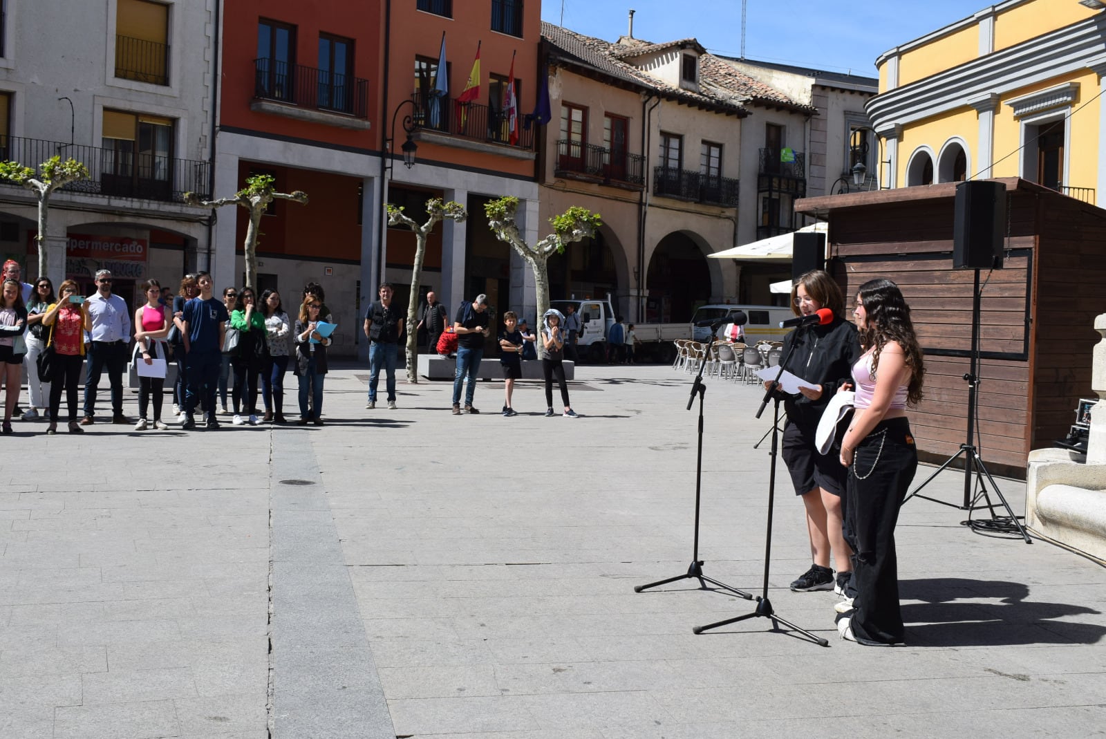 Dos alumnas toman la palabra