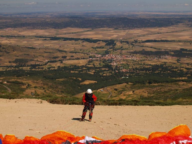 Un parapentista se prepara para despegar desde el puerto de Peñanegra