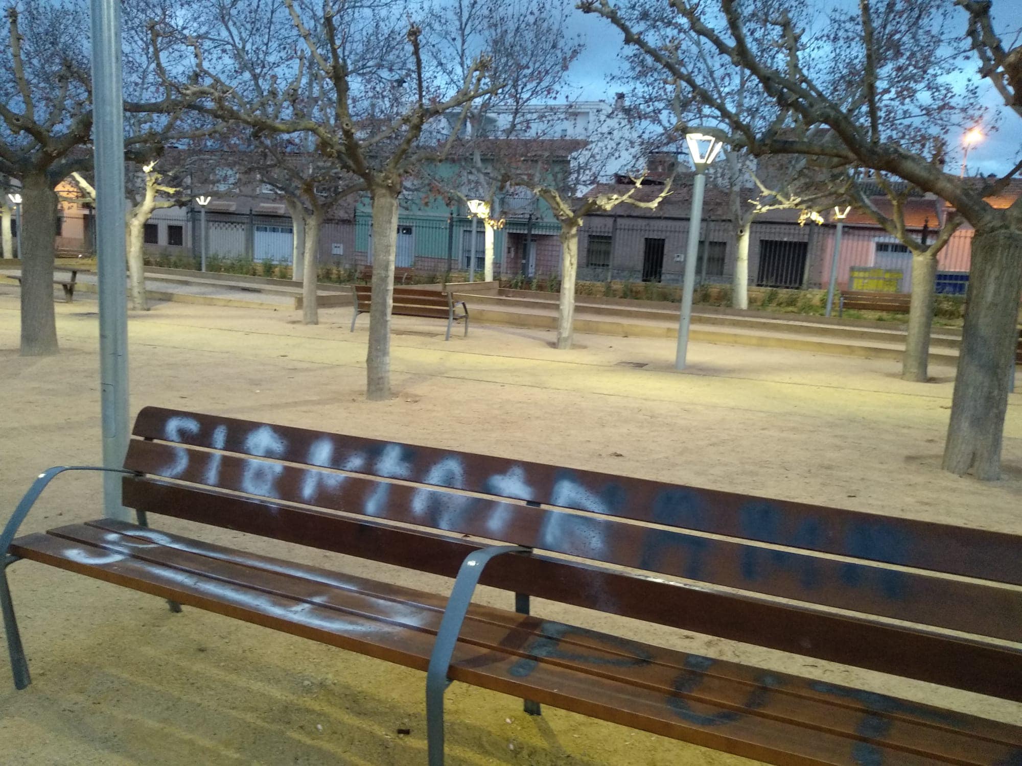 Pintadas en el mobiliario urbano