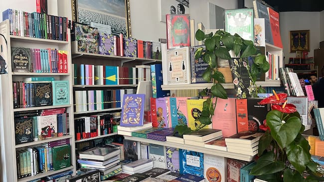 Inicio de Hoy por Hoy Cartagena desde La Montaña Mágica, el refugio de los lectores en el Día del Libro