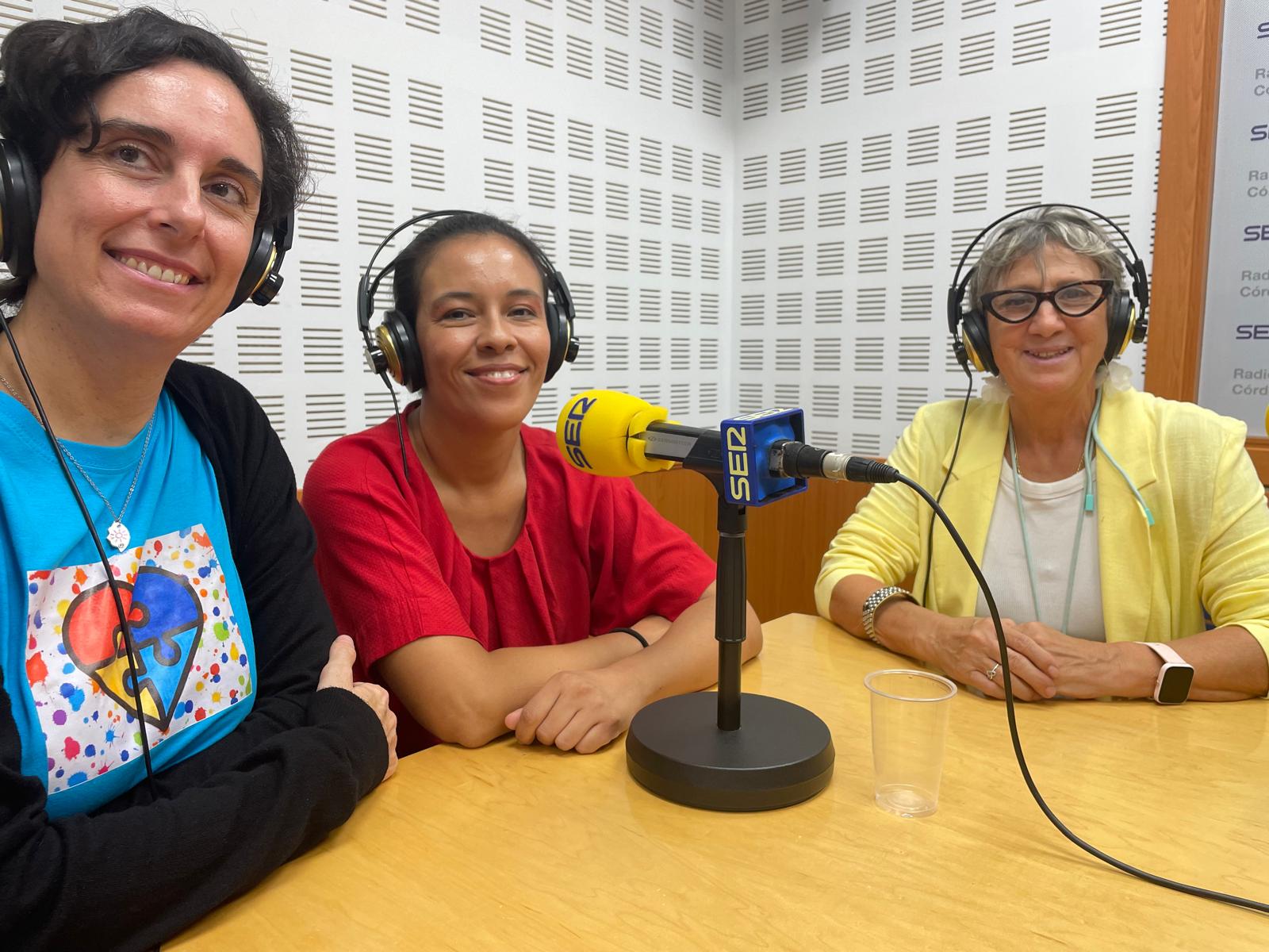 La profesora Mar Ávalos y las madres Mercedes Torres y Rafaela Chounavell hablan de la vuelta al cole de los niños y niñas con necesidades especiales en Hoy por Hoy Córdoba