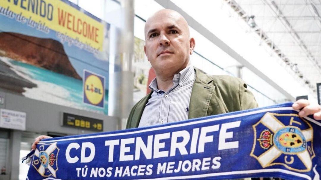 El nuevo técnico del club tinerfeño a su llegada a la isla