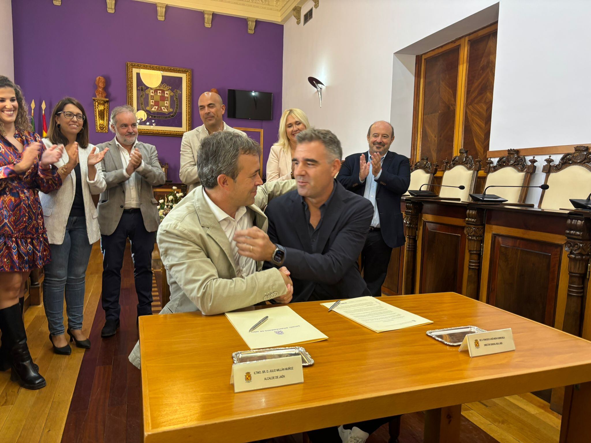 Julio Millán, alcalde de Jaén, y Fran Anera, director general del Real Jaén, se estrechan  la mano tras firmar la concesión del Estadio de La Victoria.