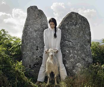 Marina  Abramovic, Holding the goat, 2010 Colección FMCMP