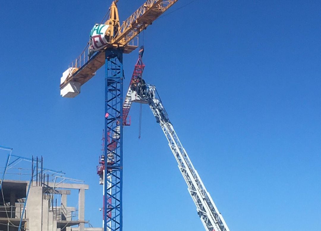 Los bomberos ayudan a los activistas a bajar de las grúas