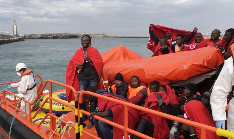 LLegan al Puerto de Tarifa (Cádiz) parte de los 22 inmigrantes subsaharianos que Salvamento Marítimo ha rescatado esta mañana en aguas de El Estrecho.