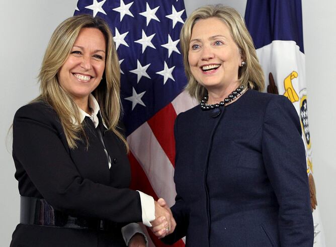 La ministra espalola de Asuntos Exteriores y Cooperación, Trinidad Jiménez,junto a la secretaria de Estado de EEUU, Hillary Clinton, al inicio de la reunión que ambas mantuvieron este sábado en Lisboa