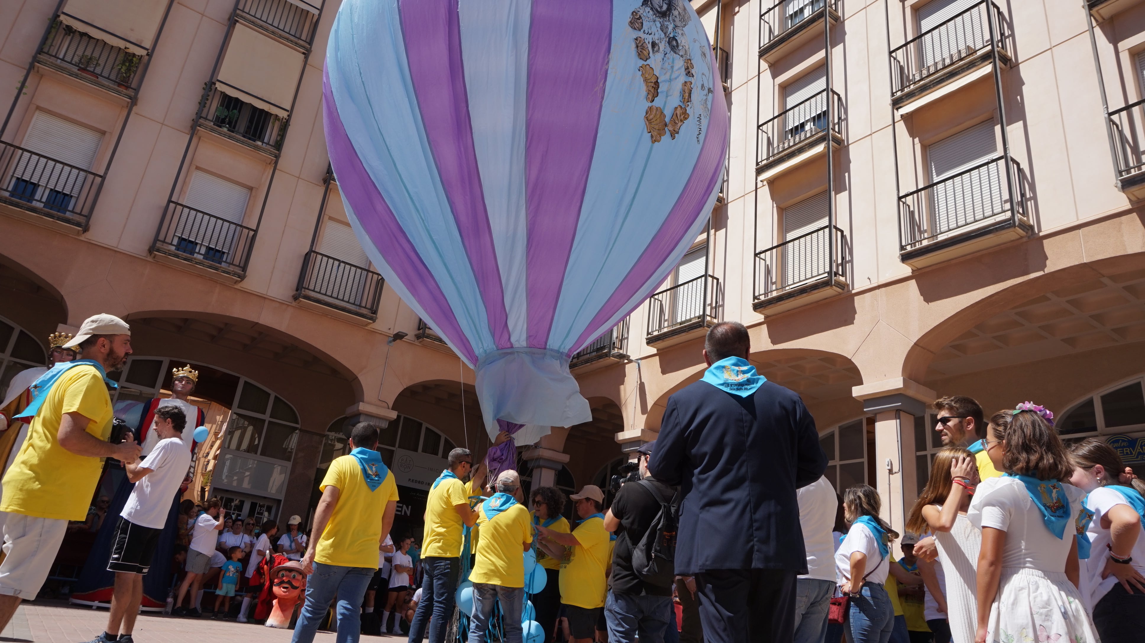 El globo de la Virgen de la Salud es soltado en la Plaza Mayor