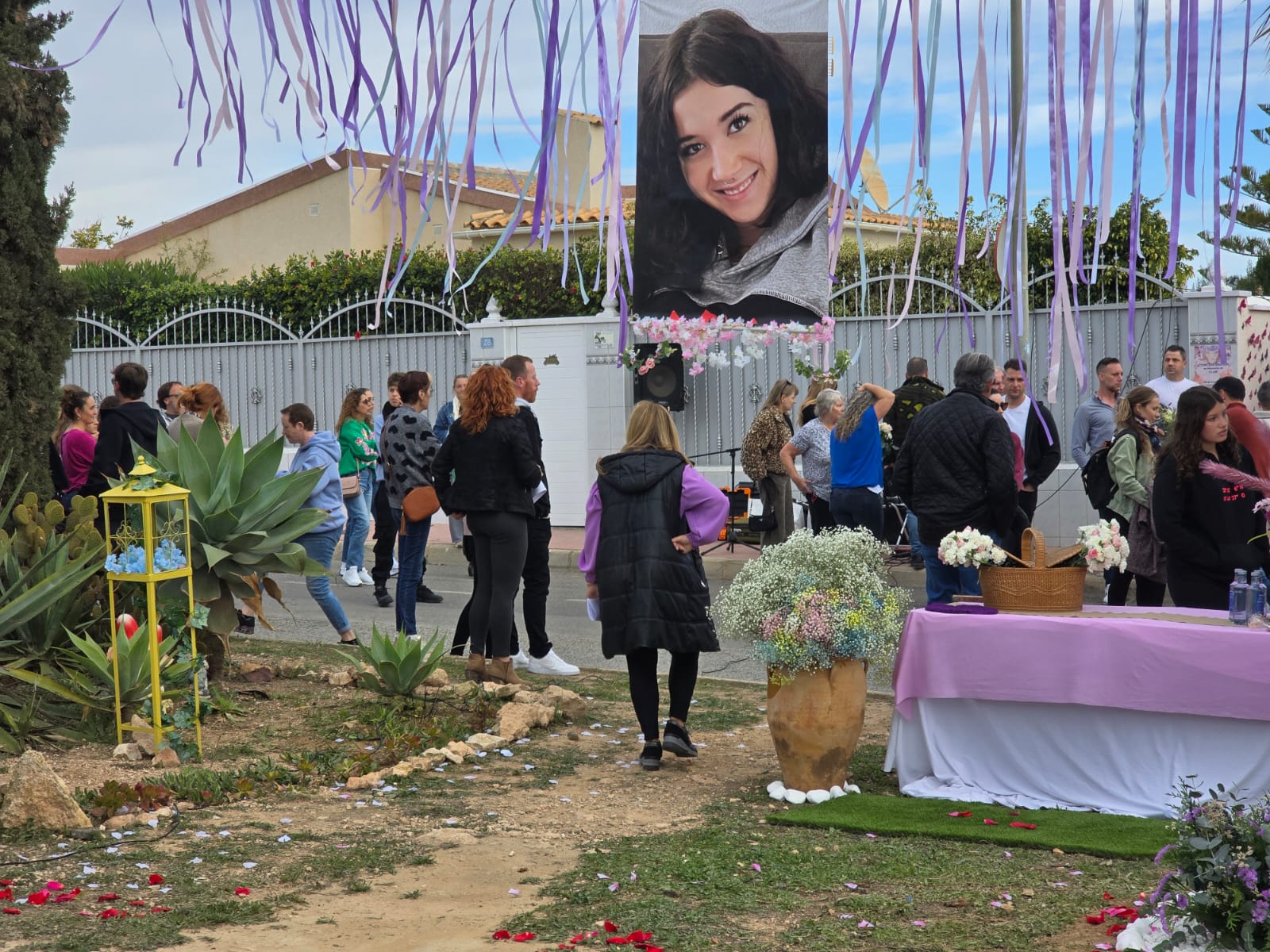 Concentración en Orihuela Costa en recuerdo de Cloe.