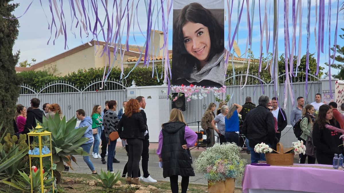 Concentración en Orihuela Costa en recuerdo de Cloe, la joven de 15 años asesinada a manos de su expareja hace dos meses