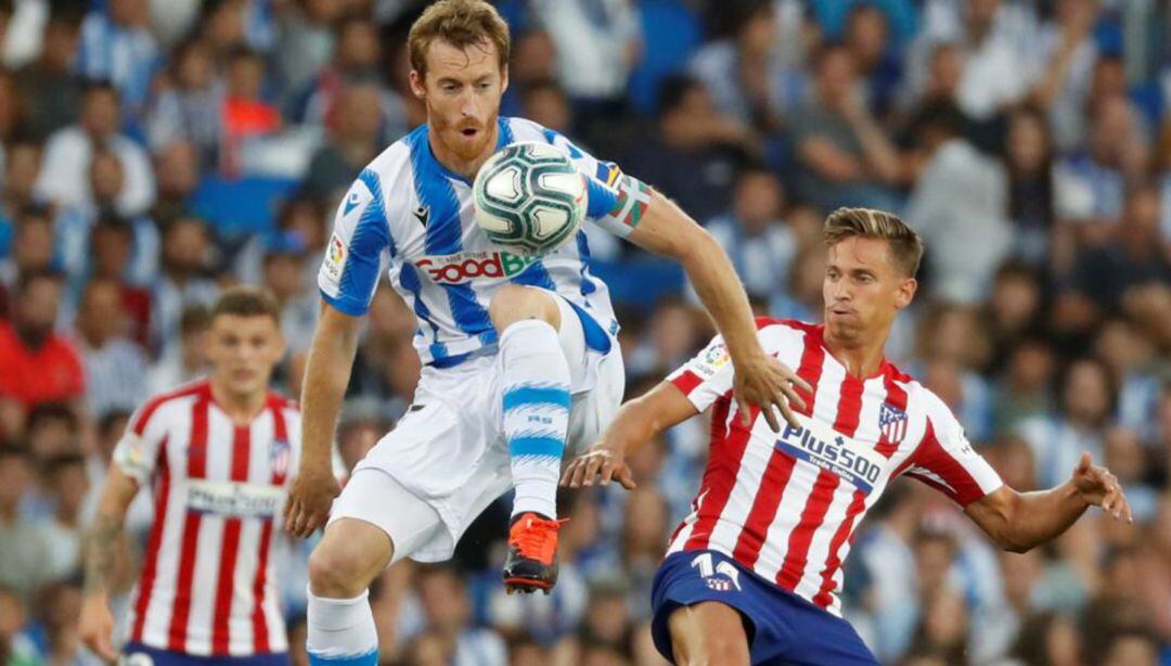 Zurutuza trata de controlar un balón en presencia del colchonero Marcos Llorente