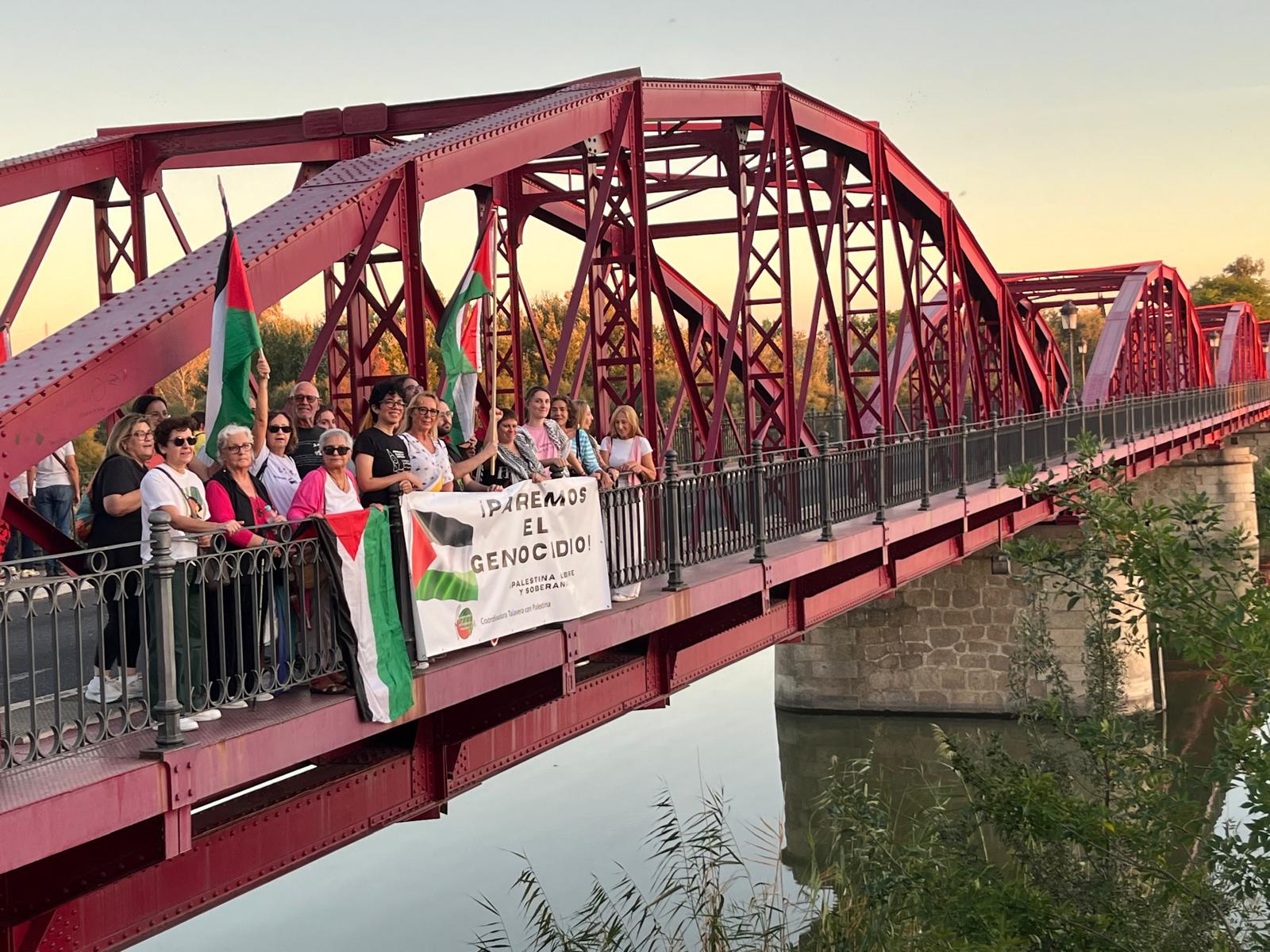 Manifestantes en favor de Palestina en el Puente de Hierro de Talavera