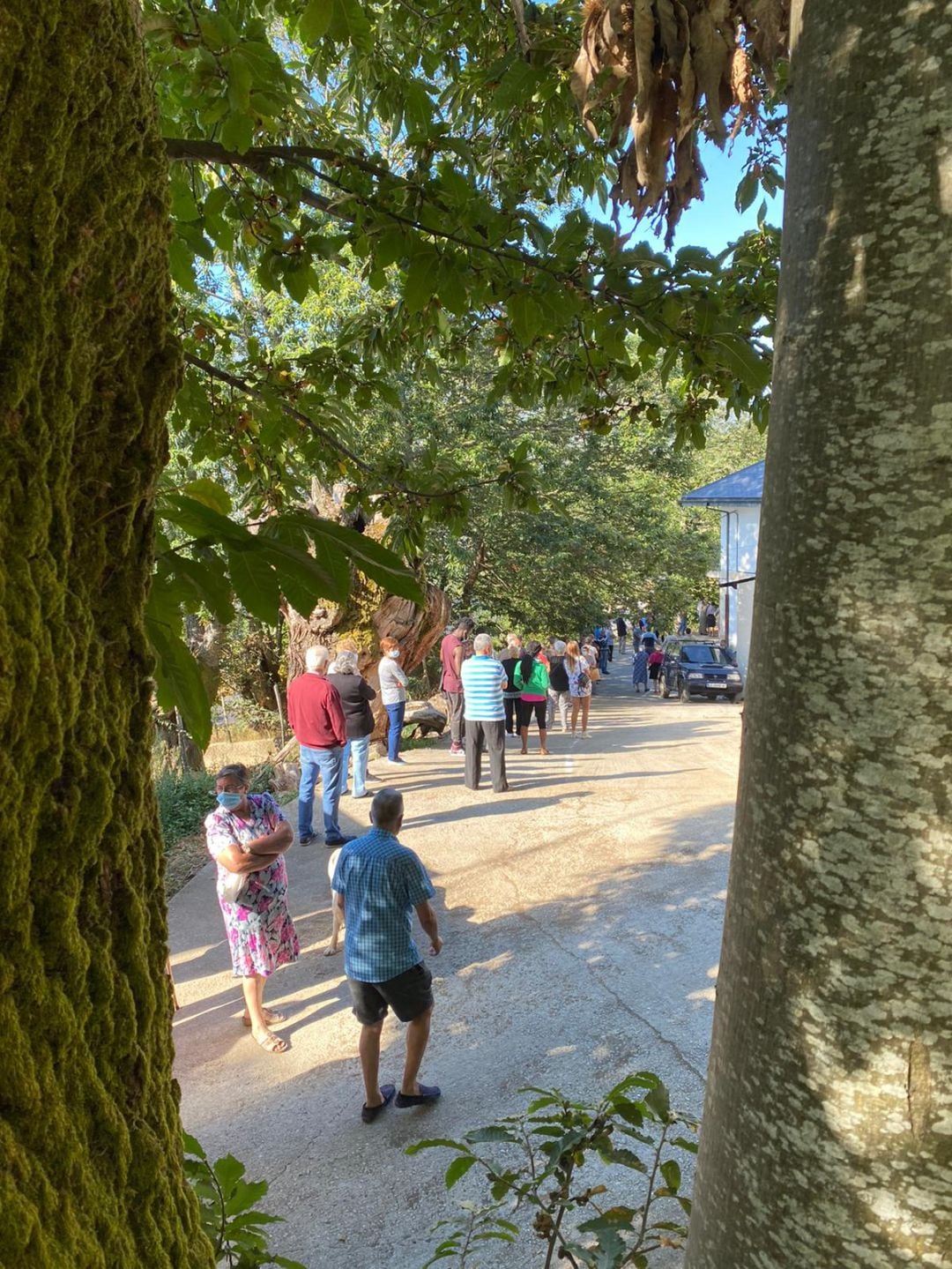 Los vecinos esperaban en la cola a hacerse la prueba