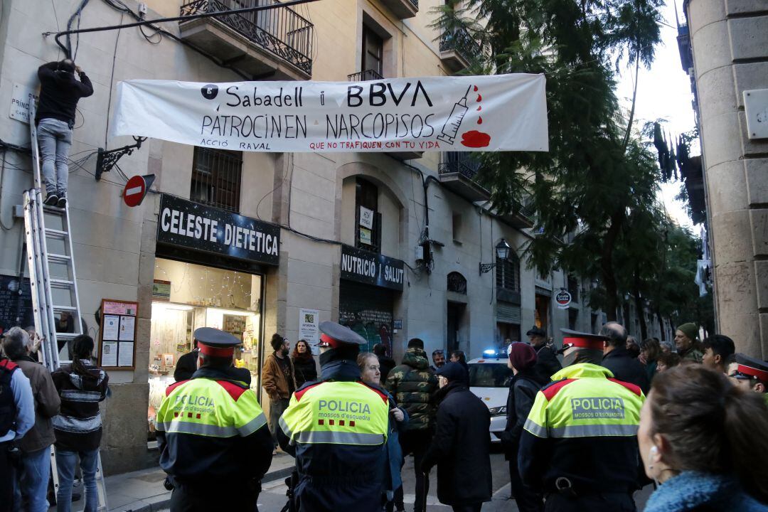 Pancarta penajda pels veïns del carrer Princep de Viana el 18 de gener de 2020