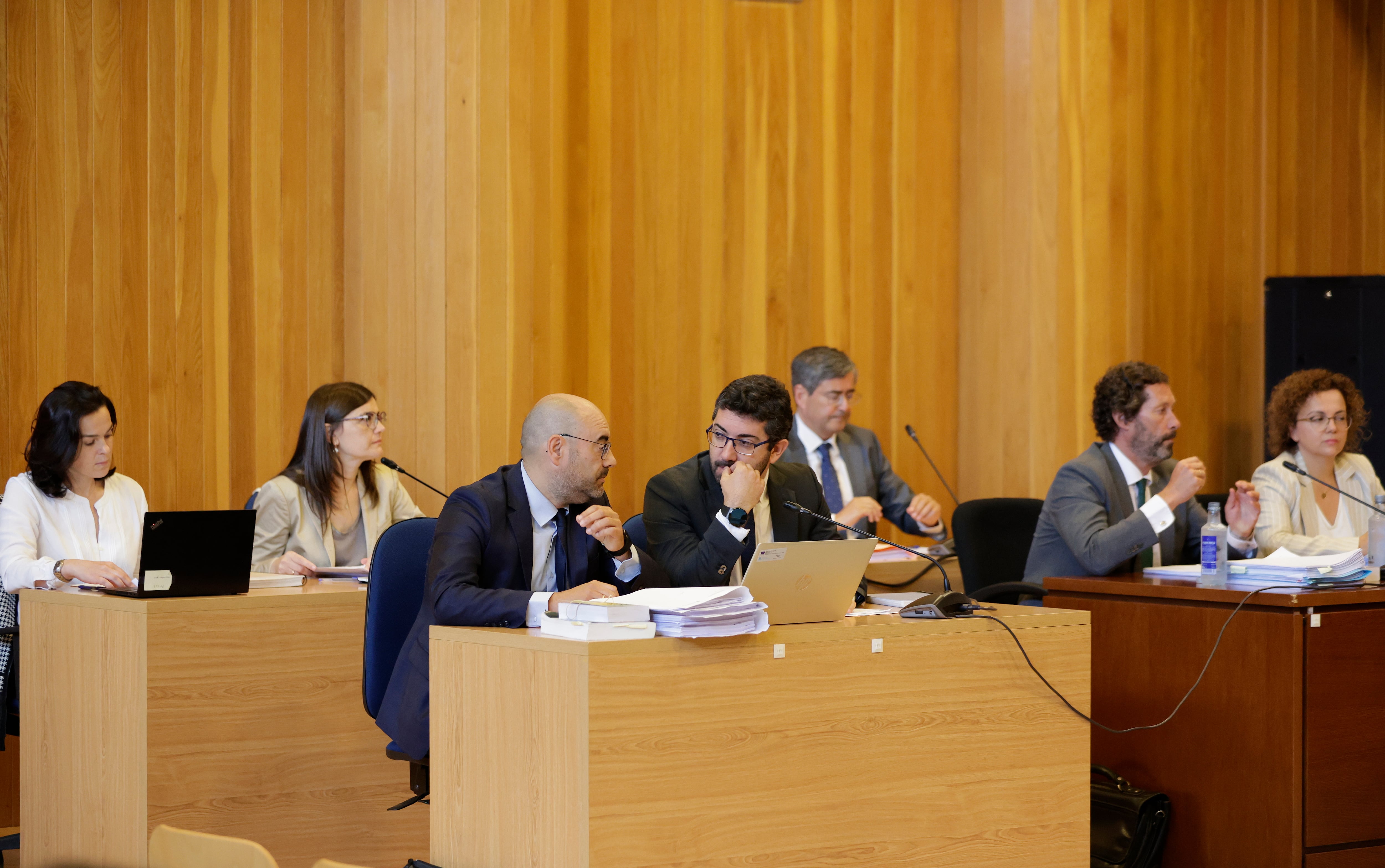 A CORUÑA, 30/06/2022.- Representantes de las administraciones este jueves durante la vista sobre las cuestiones para determinar los bienes que forman parte del Pazo de Meirás en A Coruña. El Ayuntamiento coruñés de Sada ha reclamado este jueves todos los muebles del pazo de Meirás excepto los que la familia Franco acredite haber puesto con posterioridad a 1975, año de la muerte del dictador. EFE/Cabalar
