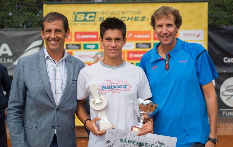 Carlos Sánchez Jover con sus trofeos de vencedor