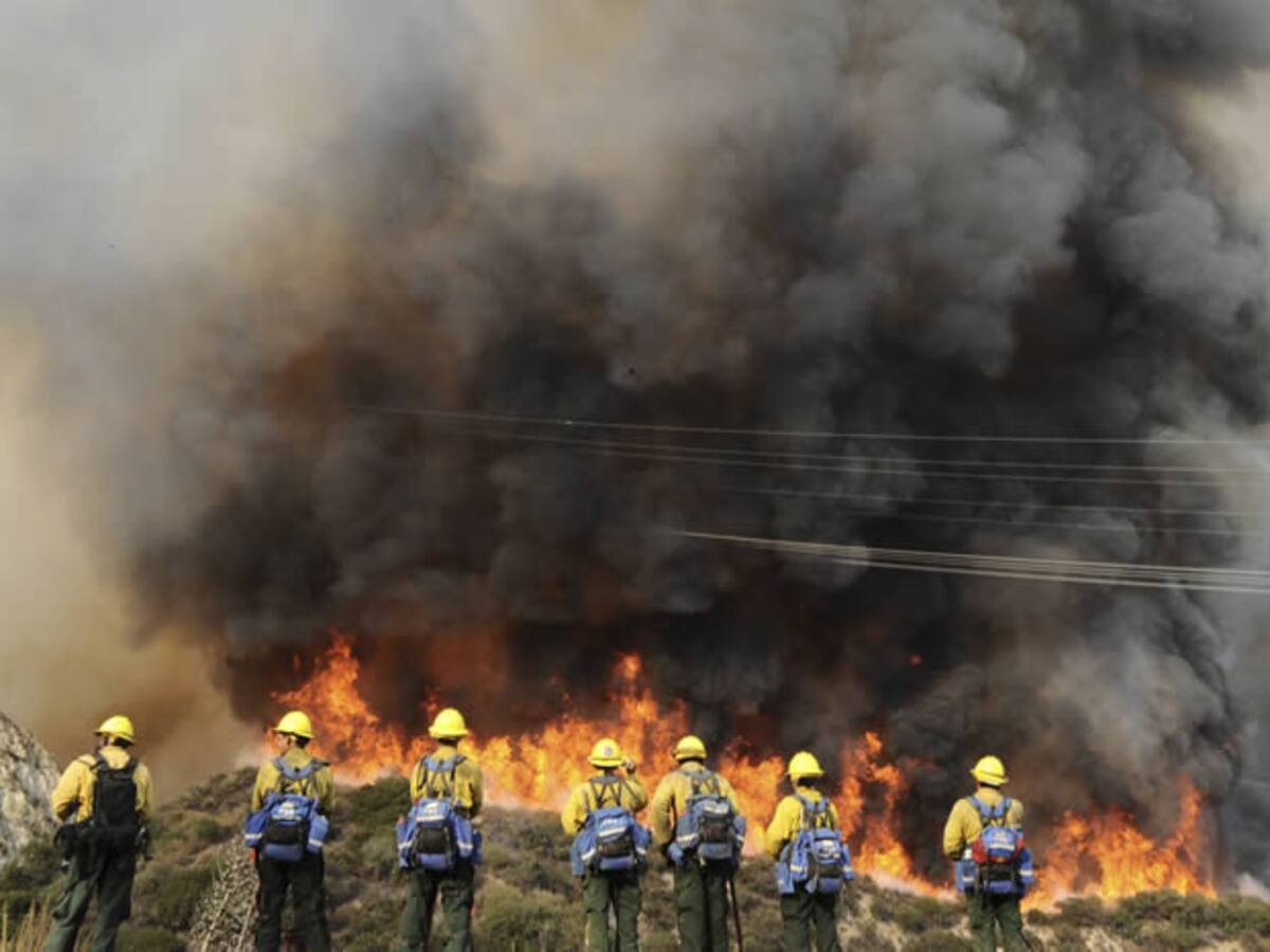 El incendio de California ha devastado 14.000 hectáreas y amenaza a 10.000 viviendas