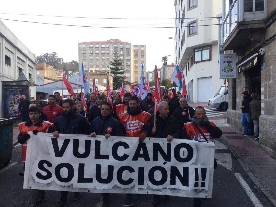 Un momento de la manifestación de Vulcano tras salir de la factoría en el barrio de Teis