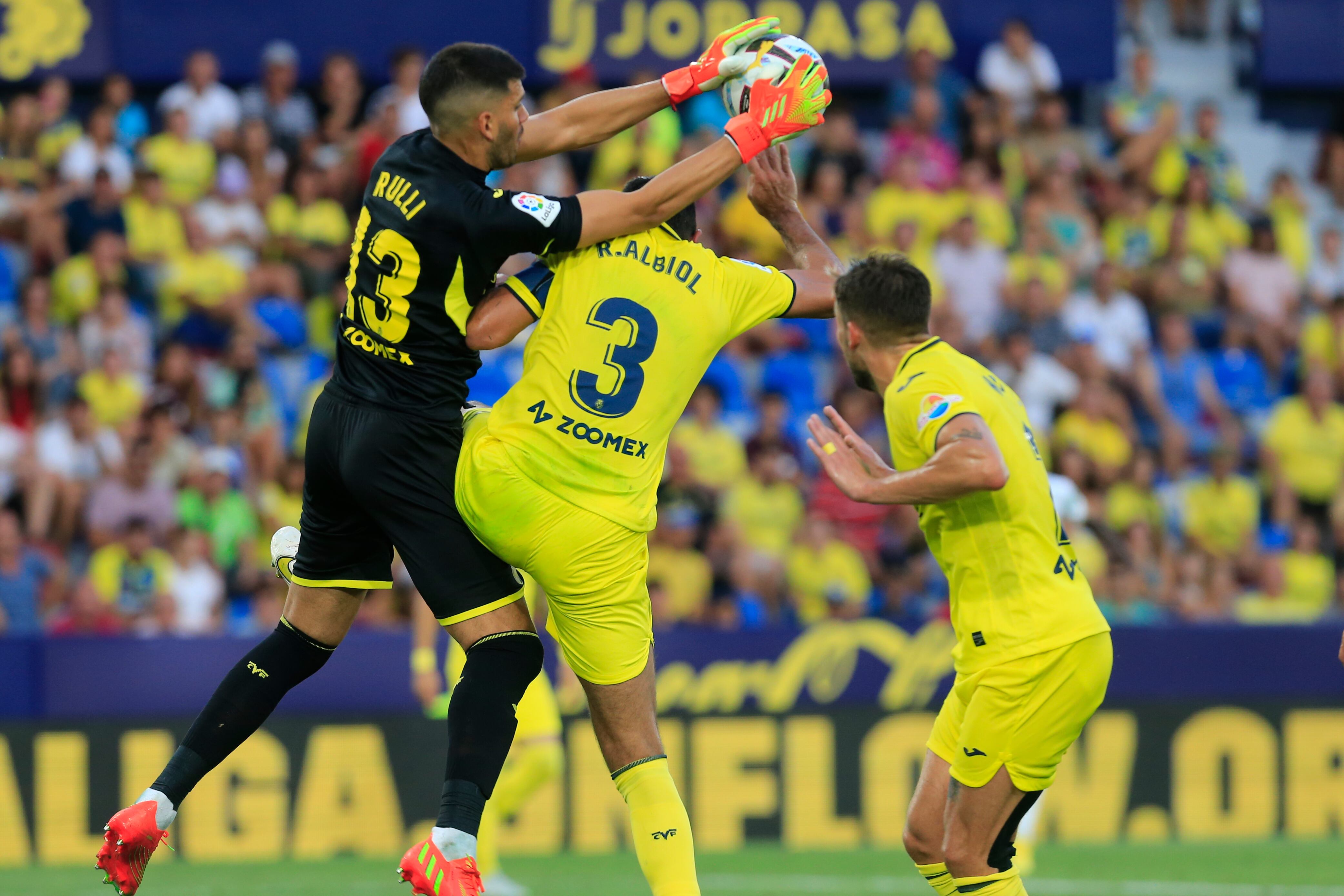 VILLARREAL, 04/09/2022.- El portero del Villarreal Gerónimo Rulli (i) para el balón ante el defensa del Elche Raúl Albiol durante el partido de la cuarta jornada de Liga en Primera División que se juega hoy domingo en el estadio de la Cerámica, en Villarreal. EFE/Domenech Castelló