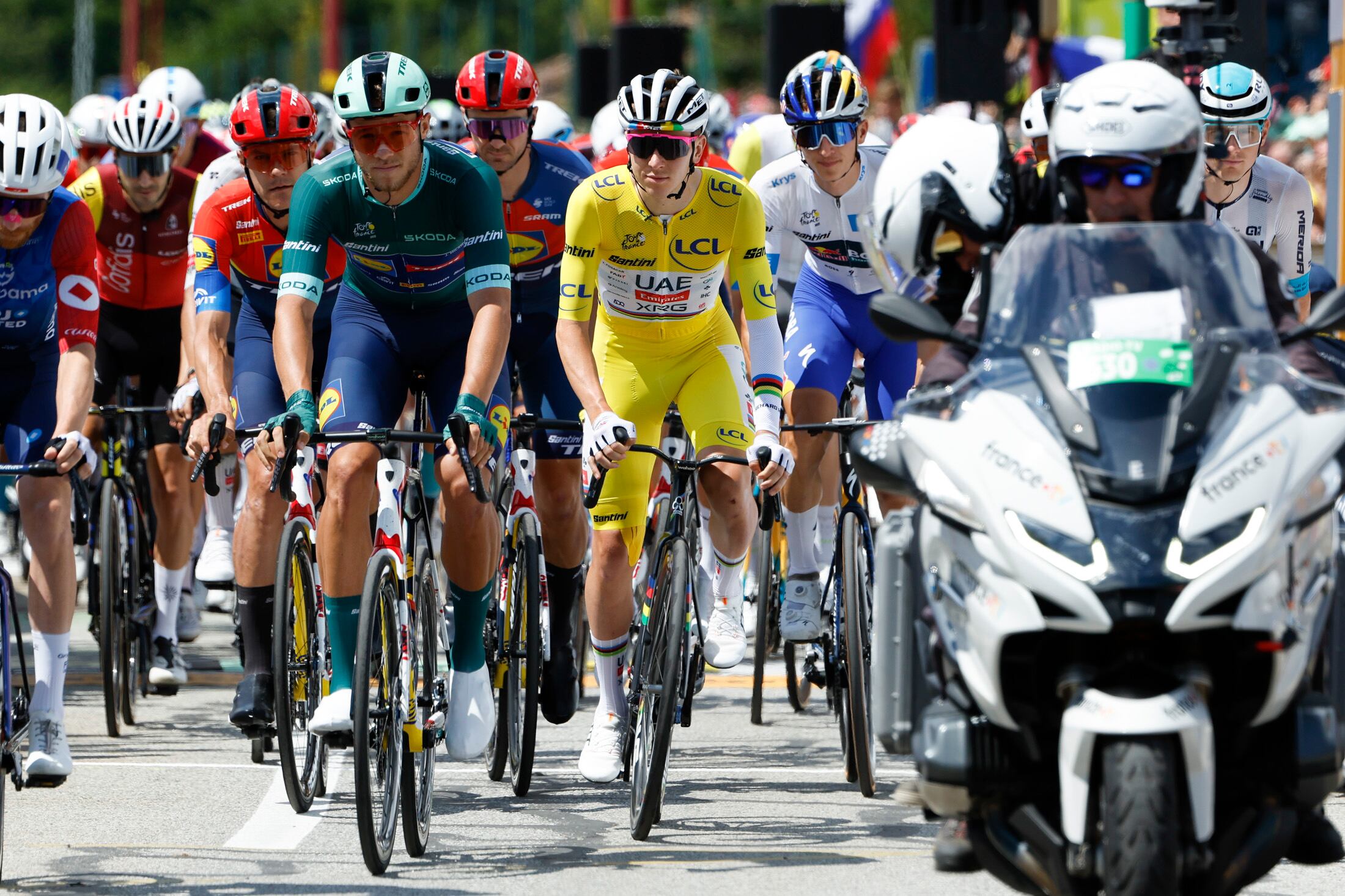 Imagen del pelotón del Tour de Francia afrontando la etapa 17