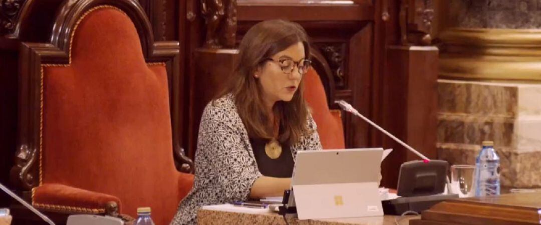 Inés Rey lee la declaración institucional