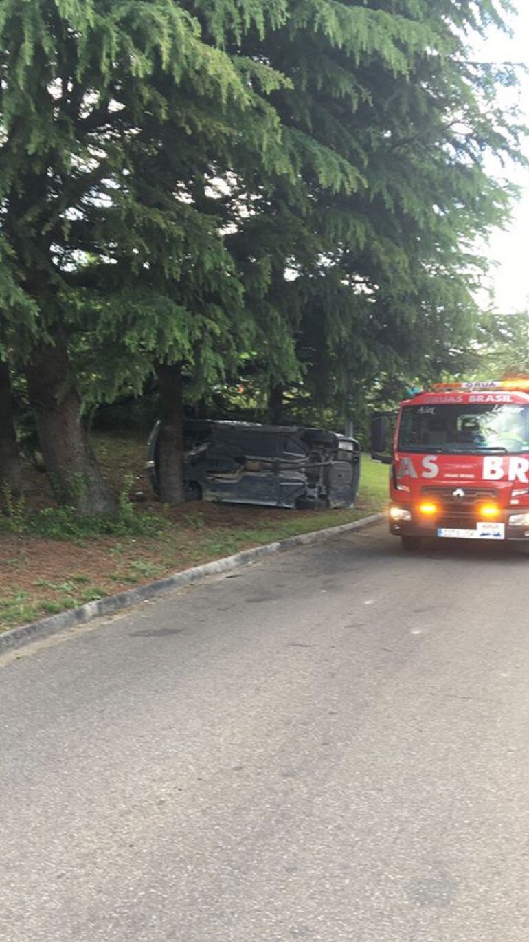 Zona en la que cayó el coche desde la pasarela de Cardenal Cisneros de Palencia