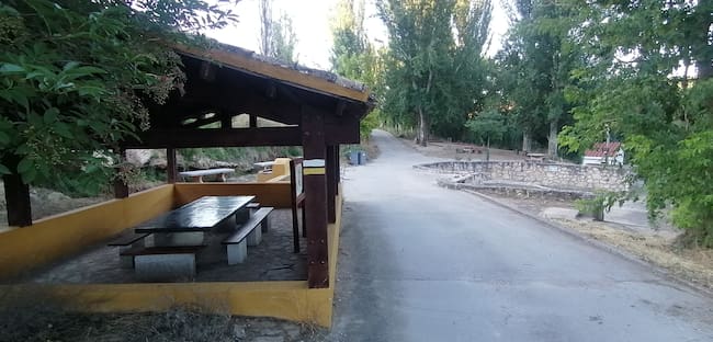 Área recreativa en el entorno del lavadero de Cuevas de Velasco.