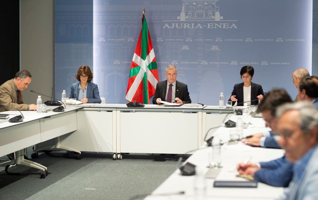 Fotografía cedida por el Gobierno Vasco del lehendakari, Iñigo Urkullu (c), junto a las consejeras, Estefania Beltrán de Heredia (d), y Nekane Murga (i), durante la reunión este jueves del comité asesor del Plan de Protección Civil de Euskadi, para analizar la situación de la crisis sanitaria por la pandemia de coronavirus.