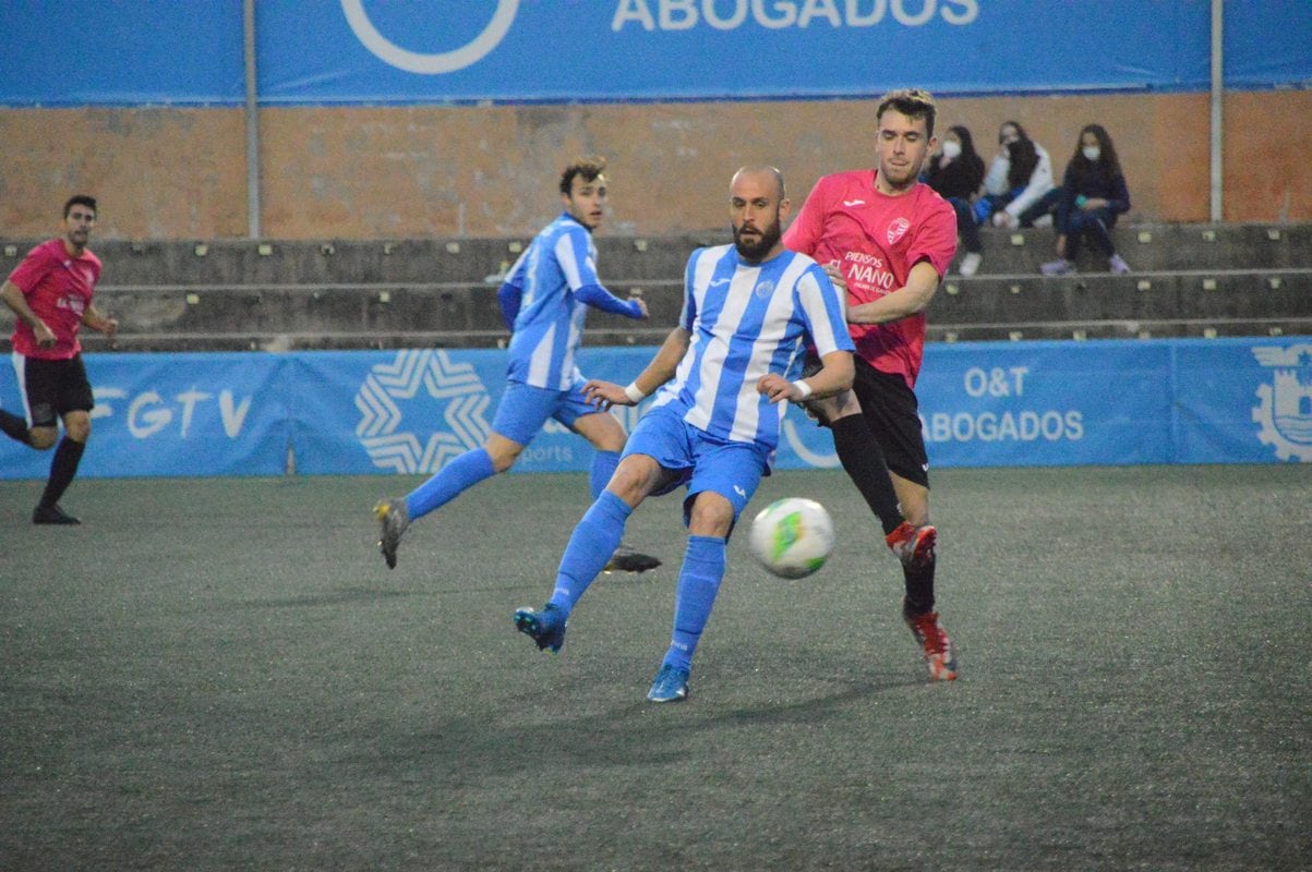 Disputa del balón durante el CF Gandia-CE La Font