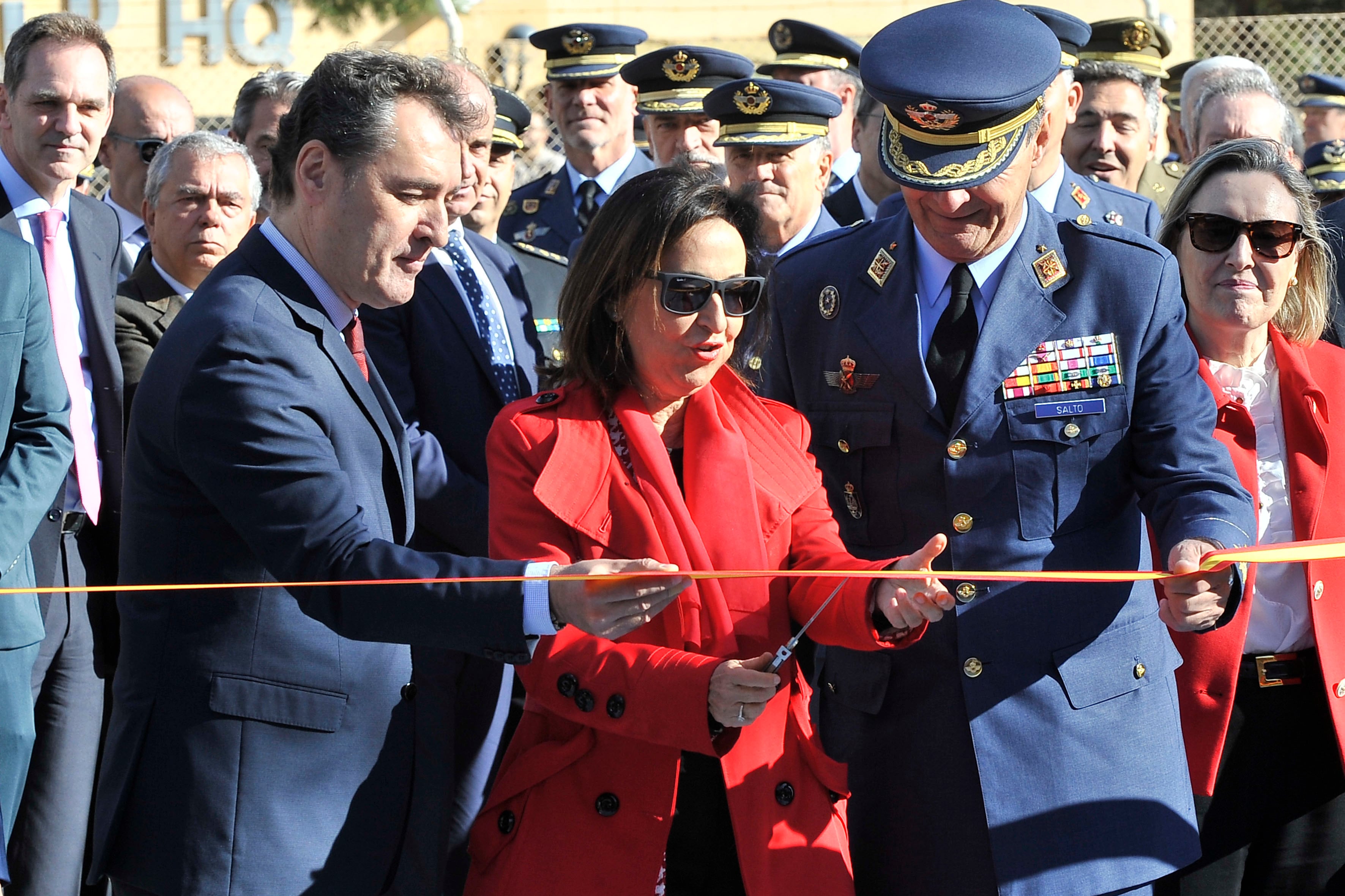 ALBACETE, 18/10/2023.- La ministra de Defensa, Margarita Robles, acompañada del delegado del Gobierno en Castilla-La Mancha, Francisco Tierraseca, y el jefe del Estado Mayor del Ejército del Aire y del Espacio, Javier Salto, mientras corta la cinta de inauguración de las jornadas de demostración tecnológicas BACSI este miércoles en la base aérea de los Llanos en Albacete. EFE/ Manu&quot;
