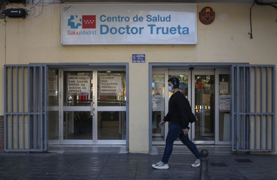 Una persona camina al lado del centro de salud Miguel Servet, en Madrid.