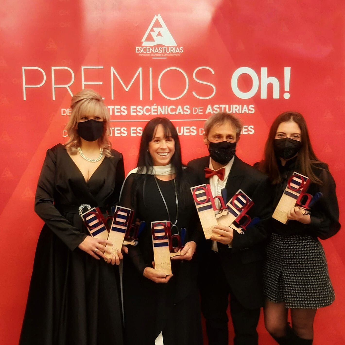 Higiénico Papel Teatro con sus seis premios Oh! en 2022.