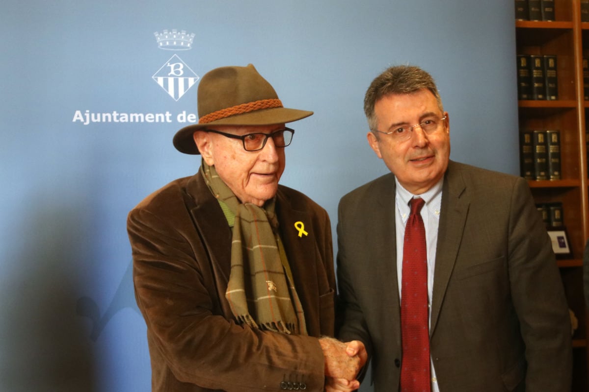 Jordi Gimferrer, propietari de la col·lecció, i l&#039;alcalde de Banyoles, Miquel Noguer. Imatge d&#039;arxiu