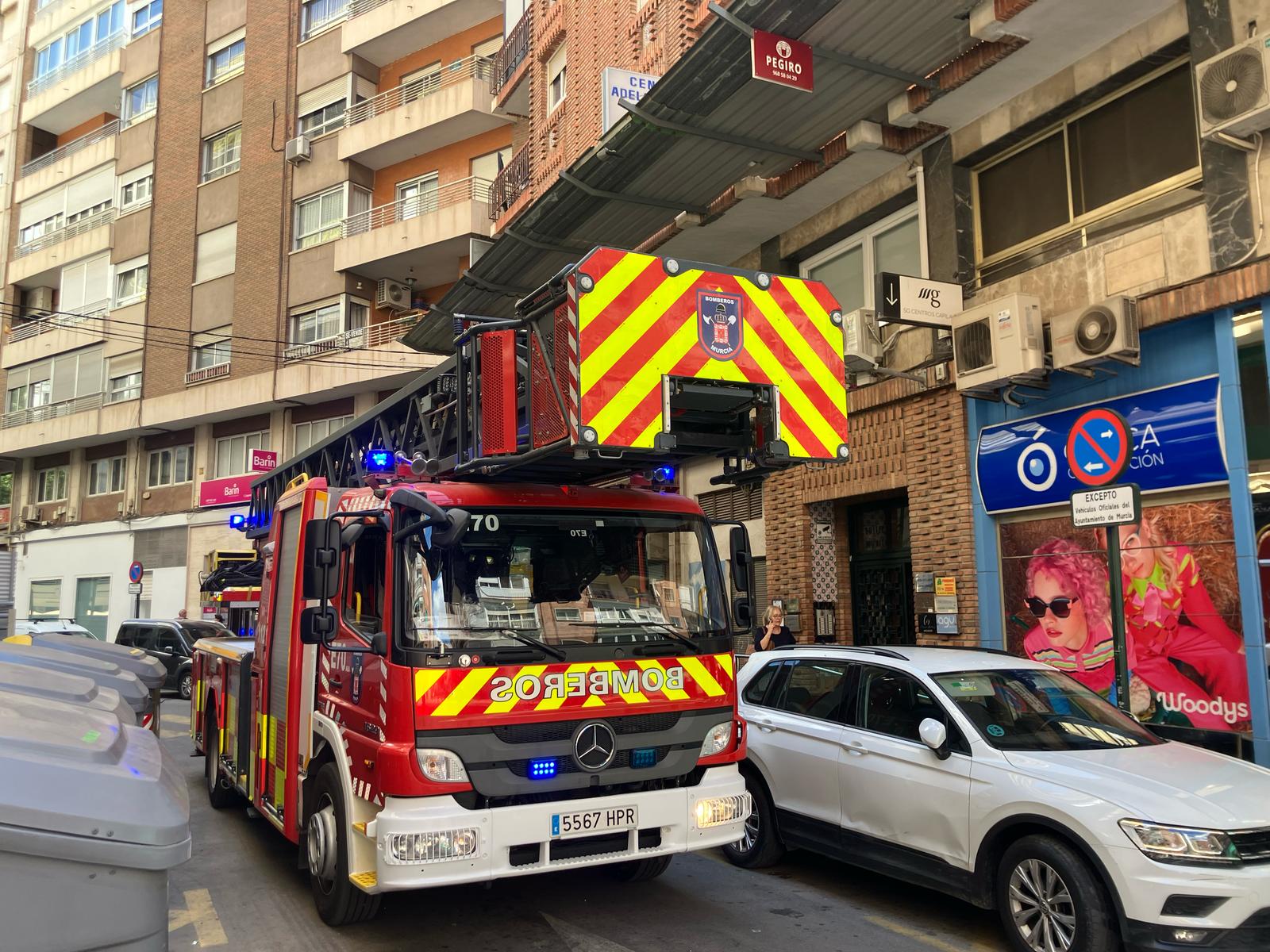 Bomberos rescatan a una persona atrapada en un ascensor en la C/Lepanto de Murcia