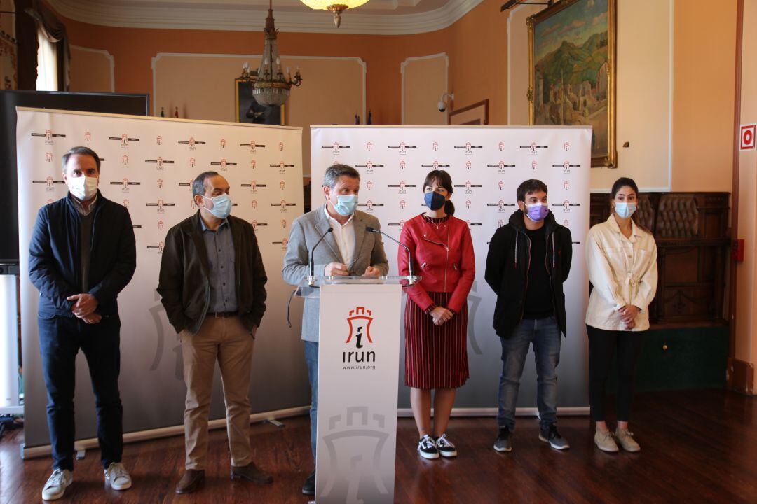 El Alcalde José Antonio Santano y los portavoces de los grupos políticos municopales, Socialistas de Irun, Miguel Angel Páez, David Nuño de Elkarrekin Podemos Ezker Anitza-IU, Ane Unanue de EH Bildu e Iñigo Manrique del PP.