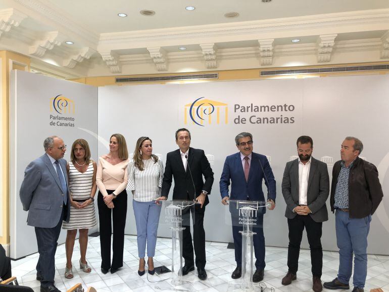 Los portavoces parlamentarios en la rueda de prensa celebrada tras el acuerdo.