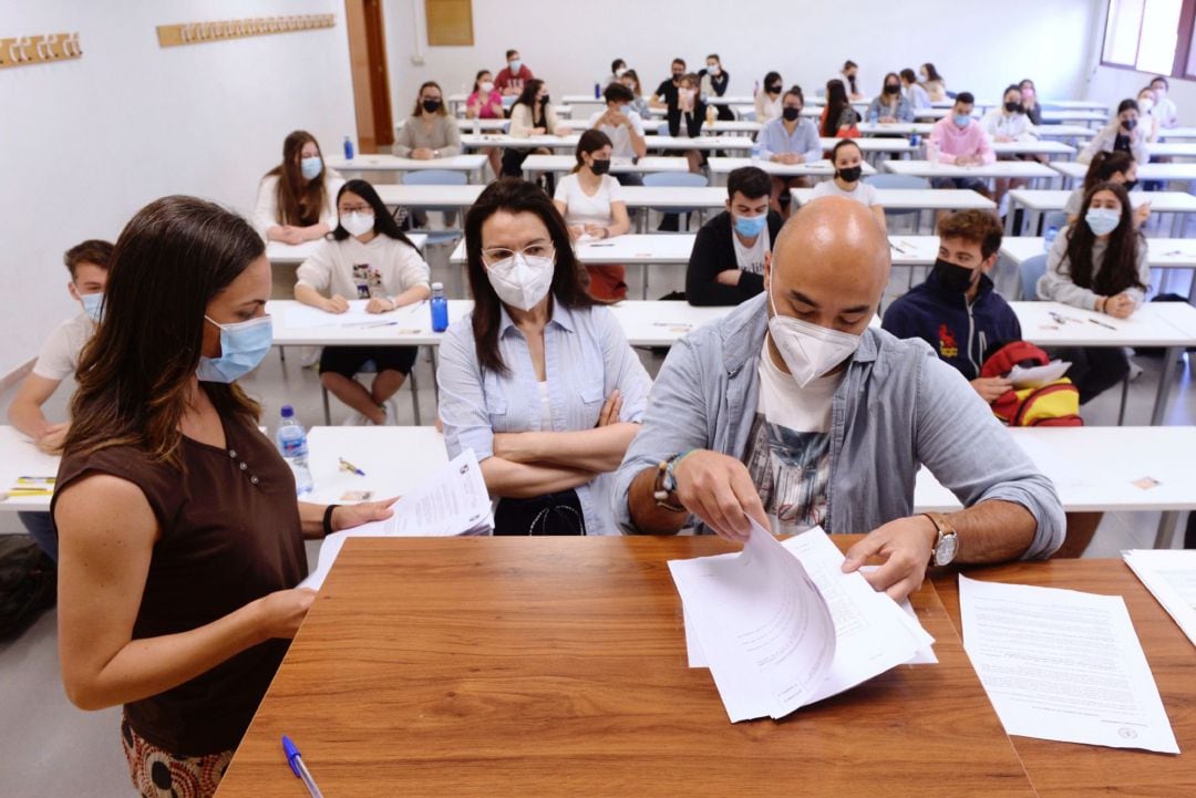 Estudiantes examinándose de la EBAU