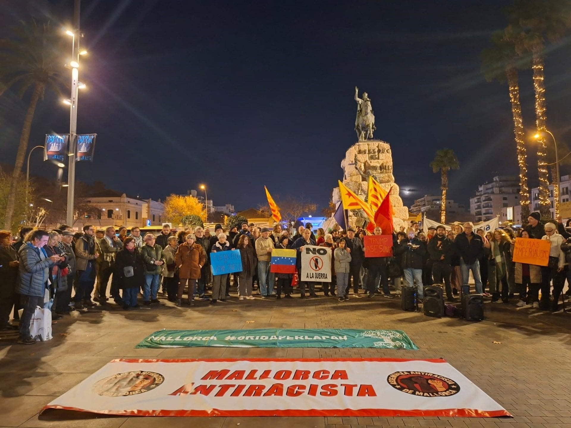 Unas 150 personas se concentraron en Palma en protesta ante la impunidad de Donald Trump y en favor de la paz.