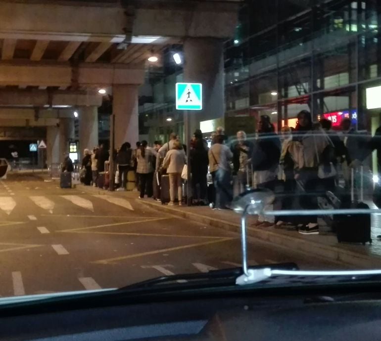 Largas colas para esperar a los taxis en el aeropuerto Alicante - Elche