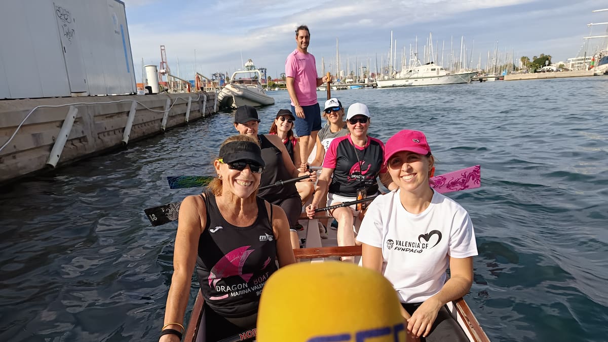 Las mujeres de Dragon Boat entrenando en la Marina de Valencia