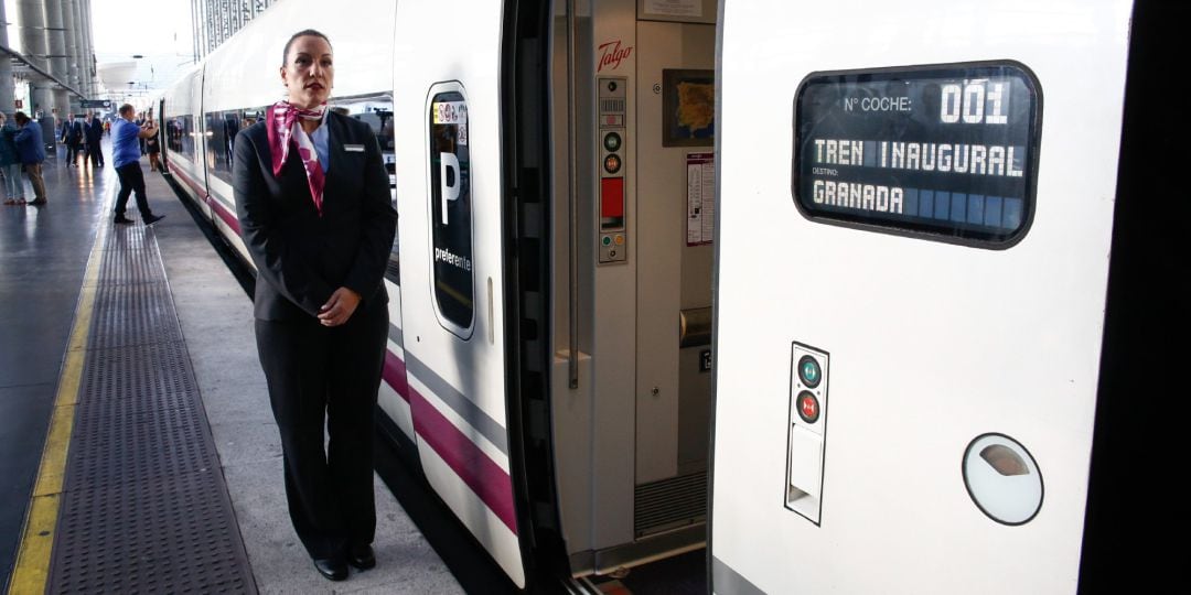 Viaje inaugural del AVE a Granada, Salida de la estación de Atocha-Madrid.