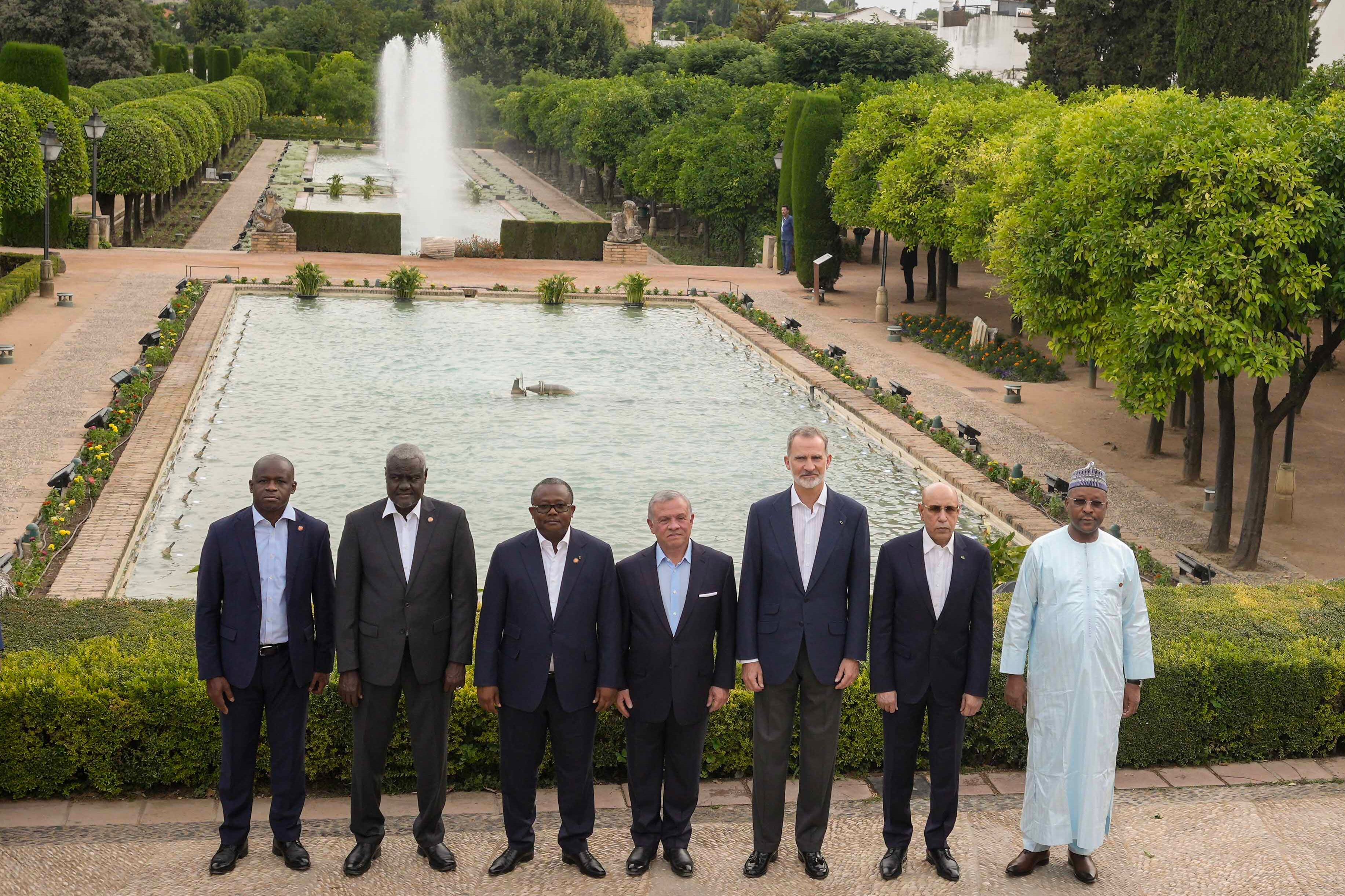 CÓRDOBA. 19/06/2023. El rey Felipe VI (3d), el rey Abadalá II de Jordania (4i), los jefes de estado de Mauritania, Mohamed Ould Ghazouani (2d) y de Guinea Bissau, Umaro Sissoco (3i), entre otras personalidades, antes de la cena de bienvenida que ambos monarcas presiden hoy lunes en el Alcázar de los Reyes Cristianos de Córdoba con motivo de la reunión del "Proceso de Áqaba" que se celebra en la capital cordobesa. EFE / RAFA ALCAIDE.
