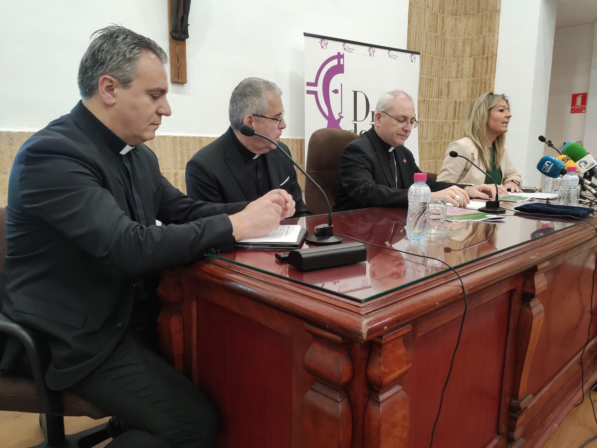 El Obispo de Jaén, Sebastián Chico (segundo por la derecha), junto a otros miembros del Obispado durante una rueda de prensa