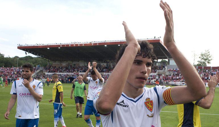 GRA297. GIRONA, 14/06/2015.- El defensa del Real Zaragoza Jesús Vallejo celebra la victoria de su equipo por 1-4 ante el Girona en partido de vuelta de la fase de ascenso a Primera División celebrado esta tarde en el estadio de Montilivi. EFE/Robin Townse