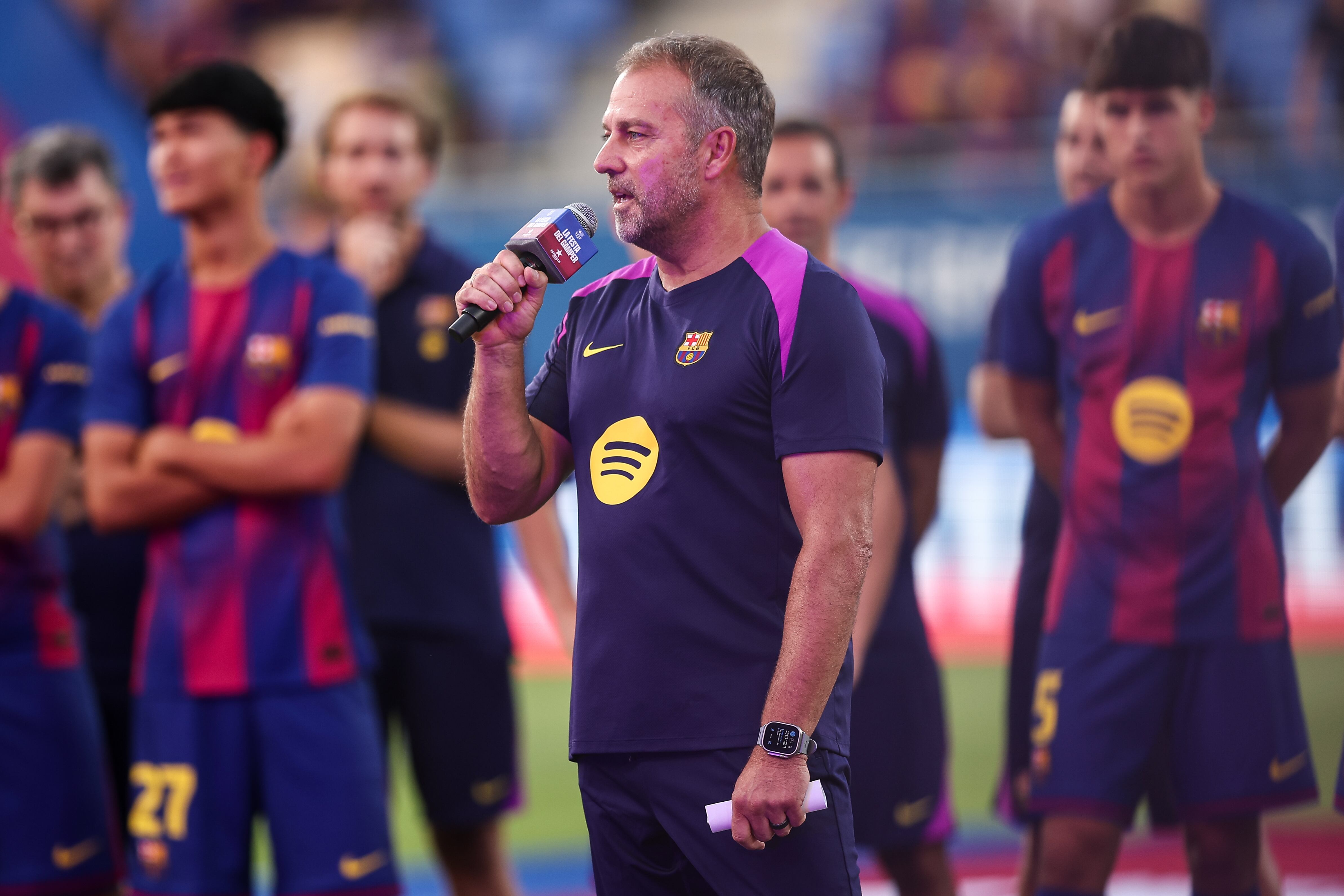 Hansi Flick durante su discurso (Photo by Eric Alonso/Getty Images)