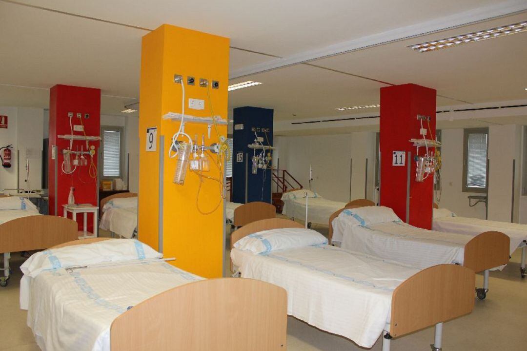 Gimnasio de rehabilitación habilitado para camas